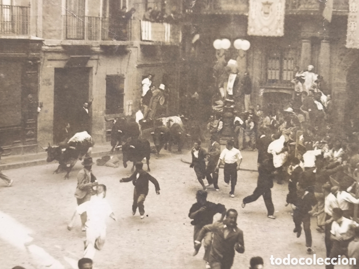 Postales: PAMPLONA ENCIERRO SAN FERMIN PLAZA AYUNTAMIENTO POSTAL FOTOGR&Aacute;FICA NAVARRA C. 1930