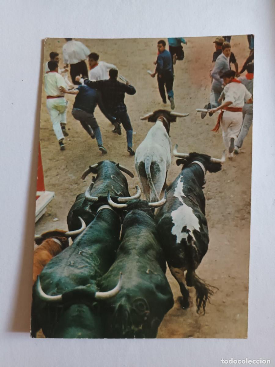 Postales: PAMPLONA. ENCIERRO DE LOS TOROS (1965) - BONITO FRANQUEO