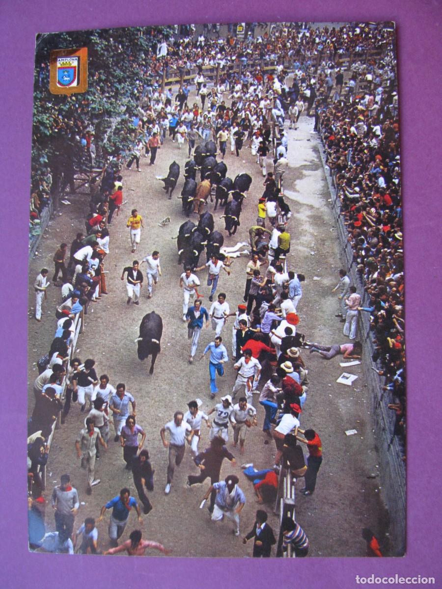 Postales: POSTAL DE PAMPLONA. FIESTAS DE SAN FERMIN. EL ENCIERRO. DOMINGUEZ 57. CIRCULADA 1974
