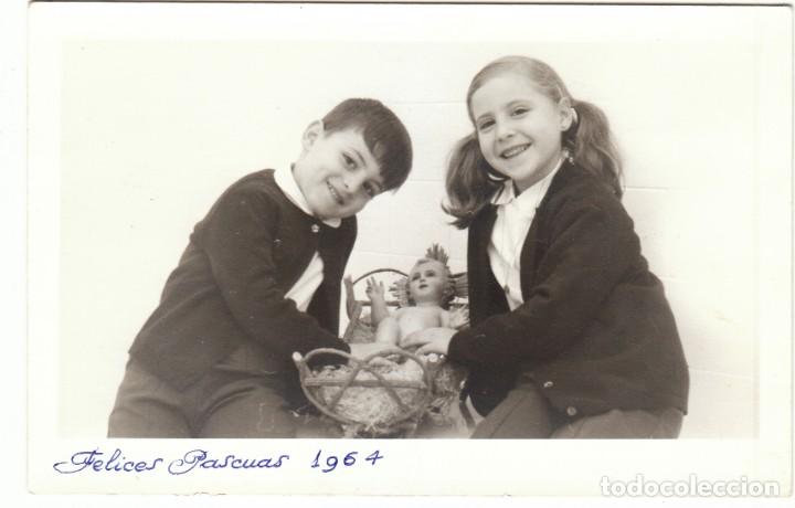 Postales: Preciosa postal. Dos hermanitos con el Ni&ntilde;o Jes&uacute;s. Felices Pascuas 1964 gf