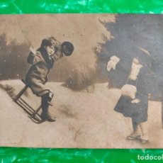 Postales: 1905 NIÑOS CON TRINEO EN LA NIEVE NAVIDAD FOTOGRAFÍA BLANCO Y NEGRO TARJETA POSTAL ANTIGUA