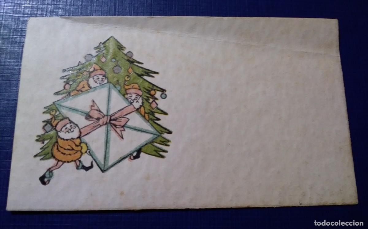 Postkarten: Tarjetita de Navidad de Pap&aacute; Noels junto a &aacute;rbol