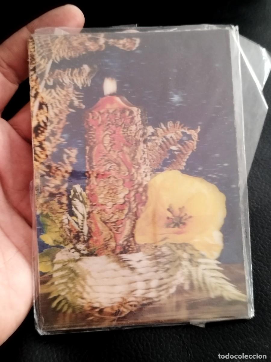 Postales: Antigua tarjeta postal tridimensional, navide&ntilde;a de vela encendida decorada y una flor amarilla.