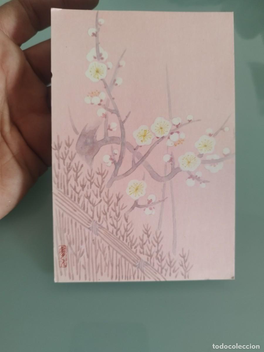Postales: Tarjeta postal pintura de estilo japon&eacute;s, ramas de ciruelo en flor p&eacute;talos blancos. A&ntilde;o nuevo japon.