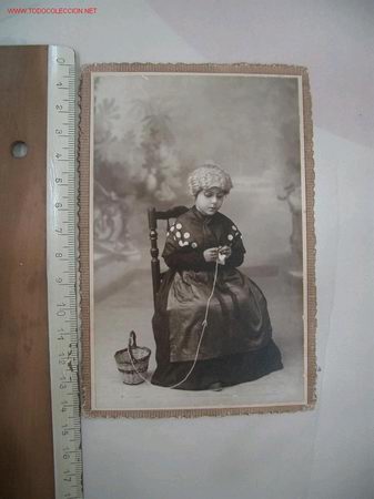 Postales: Ni&ntilde;a disfrazada de mayor - Foto 1