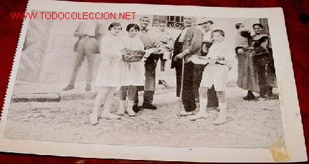 Postales: ANTIGUA  POSTAL - LOS NI&Ntilde;OS DANDO DE COMER A LOS POBRES - Foto 1