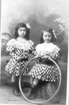 Postales: POSTAL MUY ANTIGUA DE NI&Ntilde;AS CON ARO - Foto 1