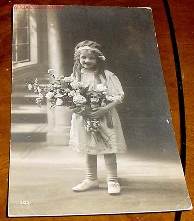 Postales: ANTIGUA POSTAL DE NI&Ntilde;A CON RAMO DE FLORES - Foto 1