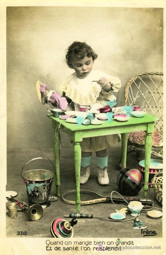Postales: NI&Ntilde;A DANDO DE COMER A SU MU&Ntilde;ECA - Foto 1