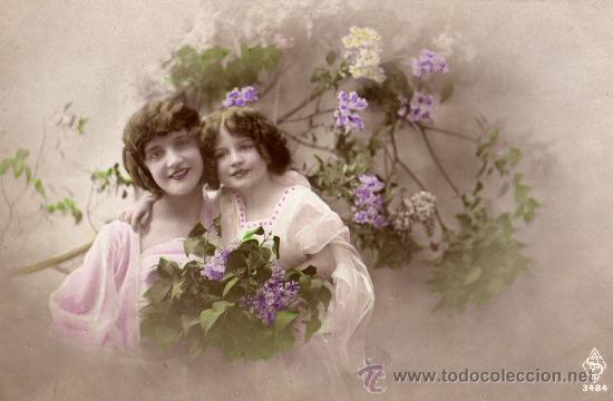 Postales: MADRE CON SU HIJA Y FLORES - Foto 1