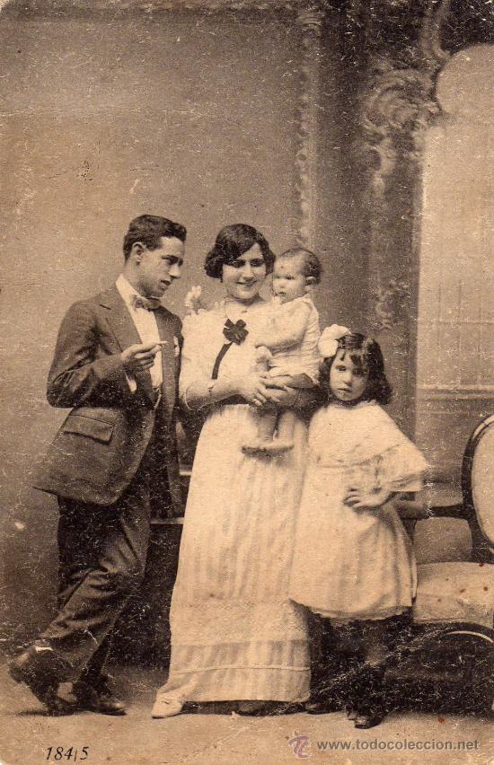 Postales: NI&Ntilde;OS CON SUS PADRES - Foto 1