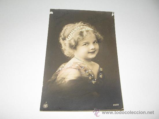 Postales: NI&Ntilde;A CON PERLAS EN LA CABEZA - Foto 1