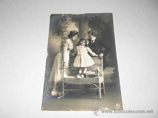 Postales: NI&Ntilde;A CON PADRES - Foto 1