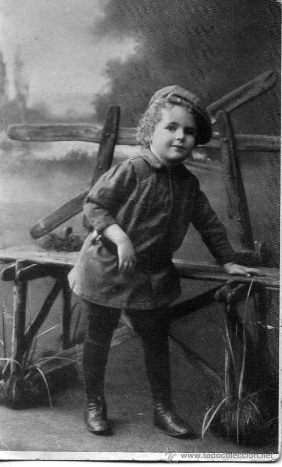 Postales: NI&Ntilde;O EN UN BANCO - Foto 1