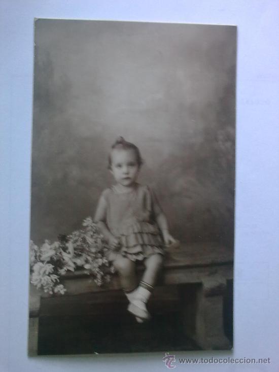Postales: NI&Ntilde;A POSANDO - Foto 1