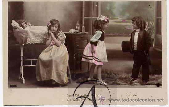 Postales: Ni&ntilde;os jugando a papas y a mamas. - Foto 1