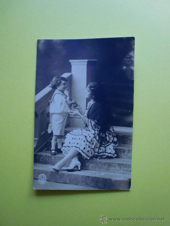 Postales: se&ntilde;ora vestida de gitana sentada con ni&ntilde;o - Foto 1