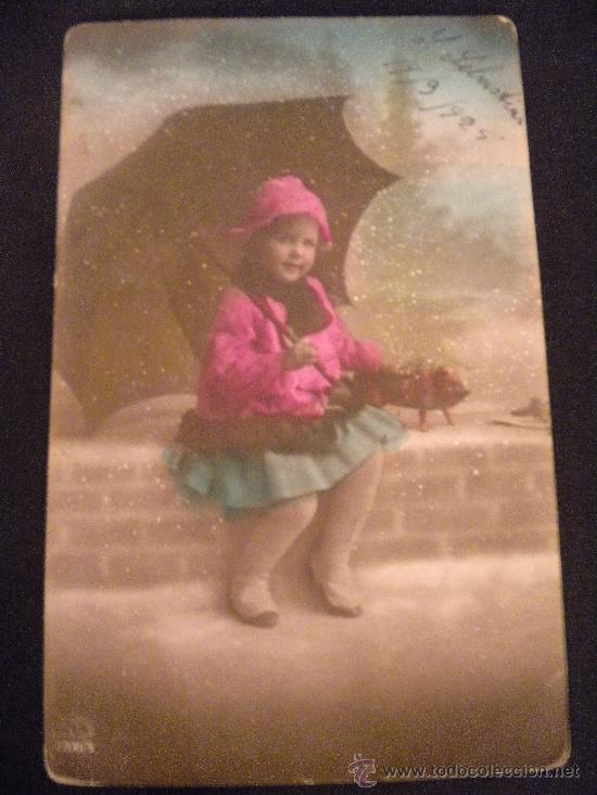 Postales: Postal coloreada ni&ntilde;a con paraguas. - Foto 1