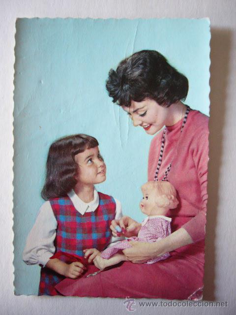Postales: POSTAL DE NI&Ntilde;A CON MU&Ntilde;ECA.  ESCRITA. - Foto 1
