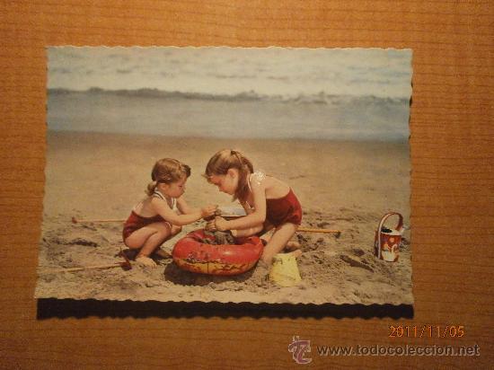 Postales: ANTIGUA POSTAL  NI&Ntilde;AS EN LA PLAYA ESCRITA - Foto 1