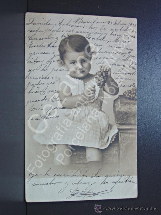 Cartoline: POSTAL SIN DIVIDIR. NI&Ntilde;A RACIMO UVAS. DEDICADA. 1905. A REUS. SCHWARZ 4112