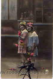Postales: Ni&ntilde;as posando con flores, en color. - Foto 1