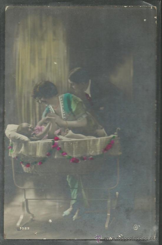 Postales: POSTAL MATRIMONIO ADMIRANDO SU BEBE - Foto 1