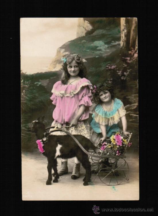 Postales: PRECIOSA POSTAL DE EPOCA NI&Ntilde;AS CON CARRITO Y CABRA - Foto 1