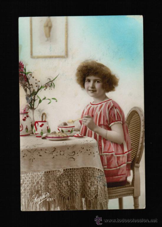 Postales: POSTAL NI&Ntilde;A EN LA MESA MERENDANDO CON MANTEL ENCAJE - Foto 1