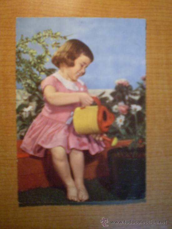 Postales: POSTAL NI&Ntilde;A REGANDO LAS FLORES ESCRITA - Foto 1