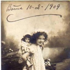 Postales: POSTAL DE NIÑA CON SU MUÑECA DE PORCELANA. CIRCULADA DESDE BARCELONA 1910. Lote 36093563