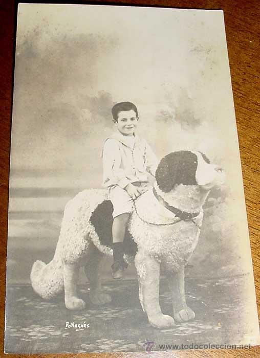 Postales: ANTIGUA POSTAL DE NI&Ntilde;O JUGANDO CON SU PERRO - NO CIRCULADA. - Foto 1
