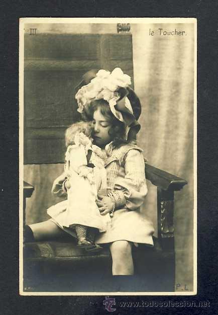 Postales: Postal: Ni&ntilde;a con su mu&ntilde;eca - Foto 1