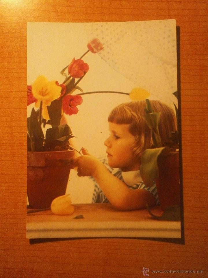 Postales: POSTAL NI&Ntilde;A CON LAS FLORES SIN CIRCULAR - Foto 1