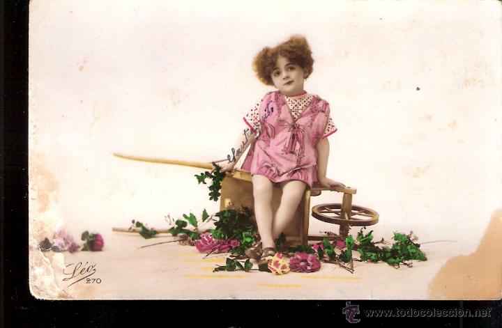 Postales: Ni&ntilde;a sentada en carretilla. Ed. L&eacute;o 270. Usada. - Foto 1