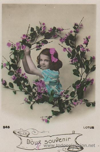 Postales: Una ni&ntilde;a con orla de flores - Foto 1