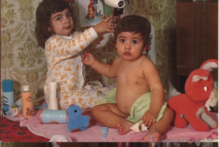 Postales: Postal ni&ntilde;a y ni&ntilde;o con secador - Foto 1