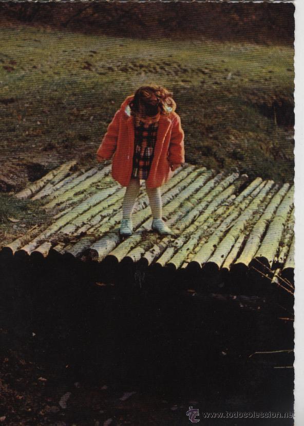 Postales: Postal ni&ntilde;a  en un puente de madera - Foto 1