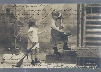 Cartes Postales: TARJETA POSTAL NI&Ntilde;OS, NI&Ntilde;AS CON PA&Ntilde;UELO Y CESTO DE FRUTAS DIALOGANDO EN LA ESCALERA