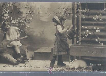 Cartes Postales: TARJETA POSTAL NI&Ntilde;OS, NI&Ntilde;AS CON PA&Ntilde;UELO Y CORONA DE FLORES REGANDO, SERIE 177-3494