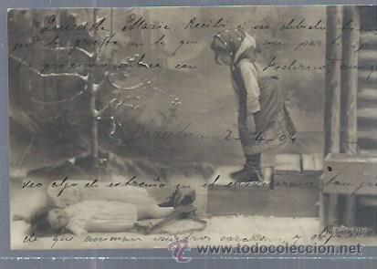 Cartes Postales: TARJETA POSTAL NI&Ntilde;OS, NI&Ntilde;A CON PA&Ntilde;UELO OBSERVANDO A NI&Ntilde;A DORMIDA EN EL SUELO, SERIE 177-3497