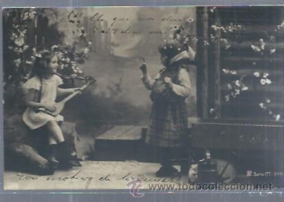 Cartes Postales: TARJETA POSTAL NI&Ntilde;OS, NI&Ntilde;AS CON PA&Ntilde;UELO Y CORONA DE FLORES TOCANDO INSTRUMENTO, SERIE 177-3496