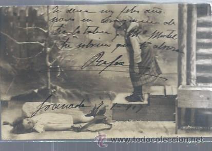 Cartes Postales: TARJETA POSTAL NI&Ntilde;OS, NI&Ntilde;A CON PA&Ntilde;UELO OBSERVANDO A NI&Ntilde;A DORMIDA EN EL SUELO, SERIE 177- 3497