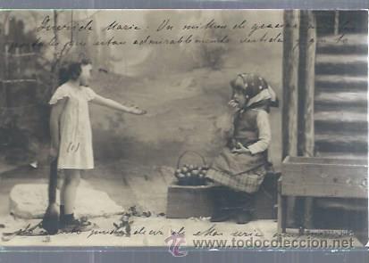 Cartes Postales: TARJETA POSTAL NI&Ntilde;OS, NI&Ntilde;A CON PA&Ntilde;UELO COMIENDO FRUTA MIENTRAS AMIGA LE PIDE, SERIE 177- 3491
