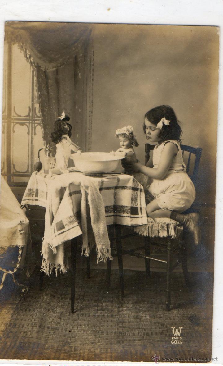 niña jugando muñecas