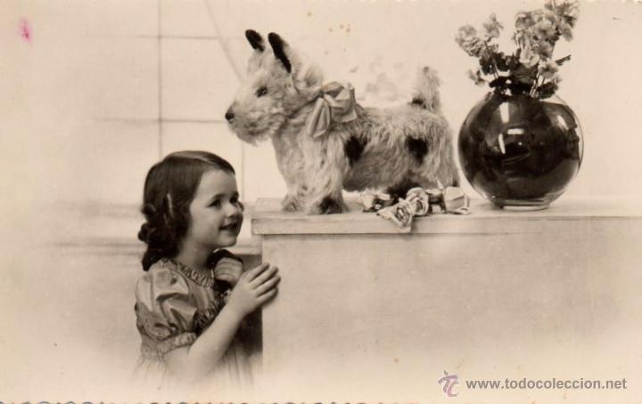 Postales: ARAHAL 1947, POSTAL NI&Ntilde;A CON PERRO - Foto 1