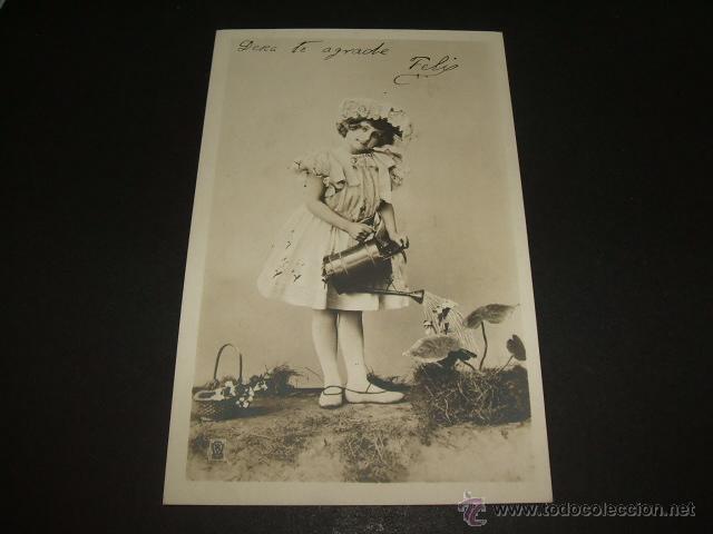 Postales: NI&Ntilde;A REGANDO ANTIGUA POSTAL - Foto 1