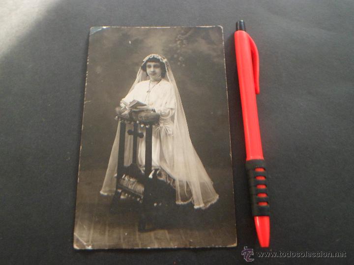 Postales: NI&Ntilde;A POSANDO CON EL VESTIDO DE COMUNION - 1915 - Foto 1