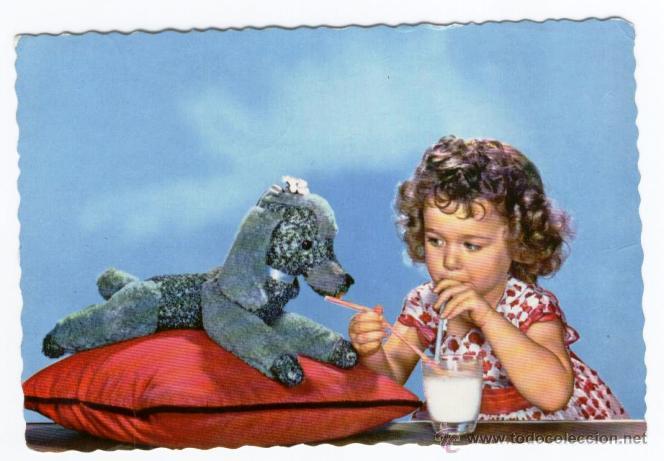 Postales: *NI&Ntilde;A DANDO DE BEBER A PELUCHE PERRITO* - Foto 1