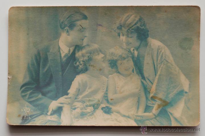 Postales: Matrimonio con sus dos hijas. 1929 - Foto 1